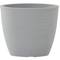 Grauer, strukturierter Blumentopf mit leicht nach außen gewölbten Wänden.