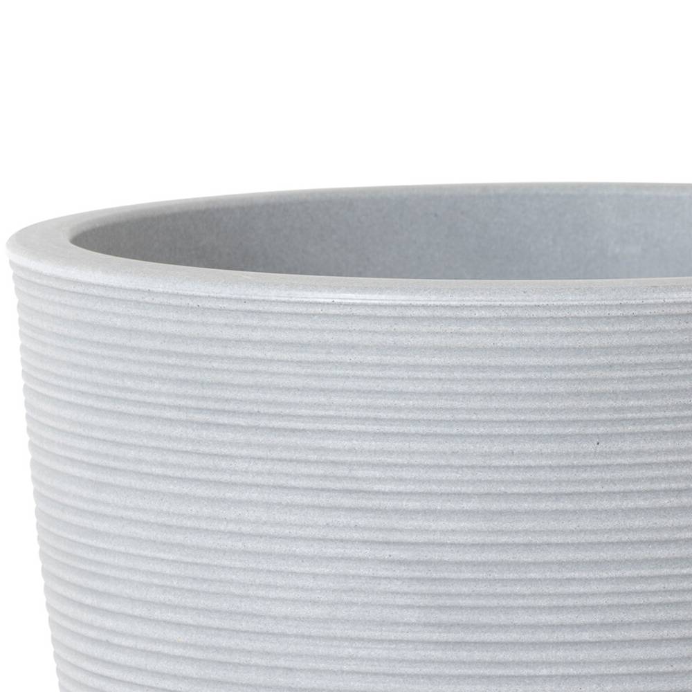 Grauer Blumentopf mit horizontalen Rillen auf der Oberfläche.
