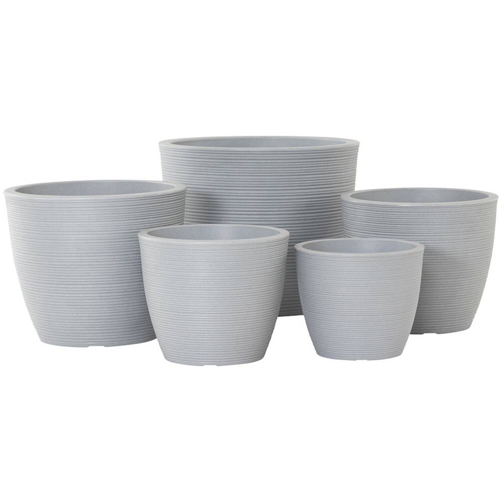 Fünf graue Pflanzkübel in unterschiedlichen Größen, nebeneinander aufgestellt.