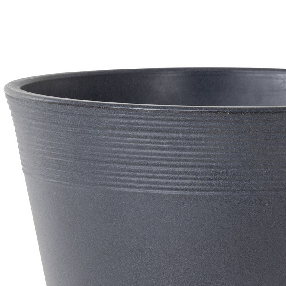 Grauer Blumentopf aus Kunststoff, runde Form, mit horizontalen Rillen am oberen Rand.