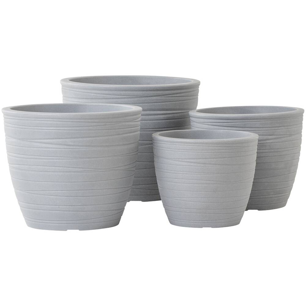 Vier graue Pflanzentöpfe in unterschiedlichen Größen stehen nebeneinander auf einer weißen Fläche. Sie haben ein schlichtes, geripptes Design.