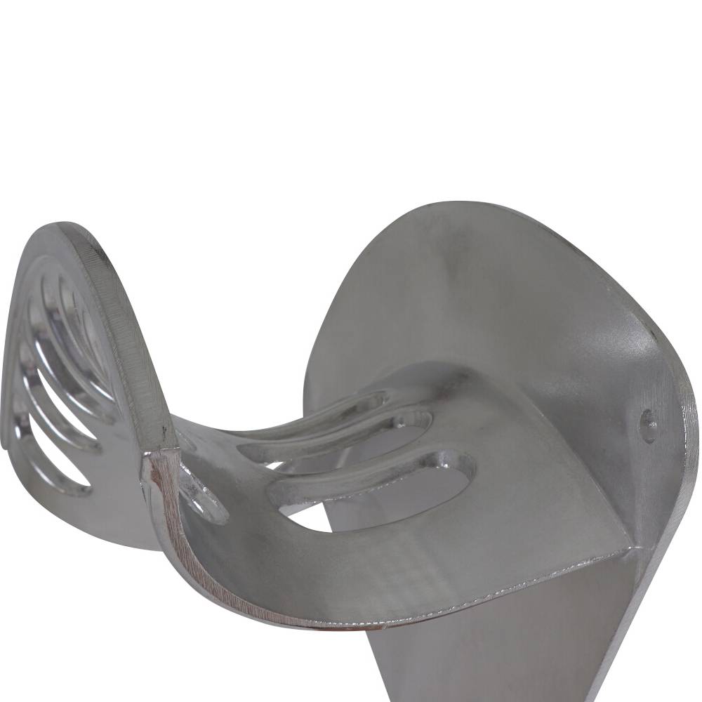 Metallhalterung mit geschwungener Form, seitlichen Öffnungen und montierbarer Basis. Geeignet zur Befestigung von Gegenständen.