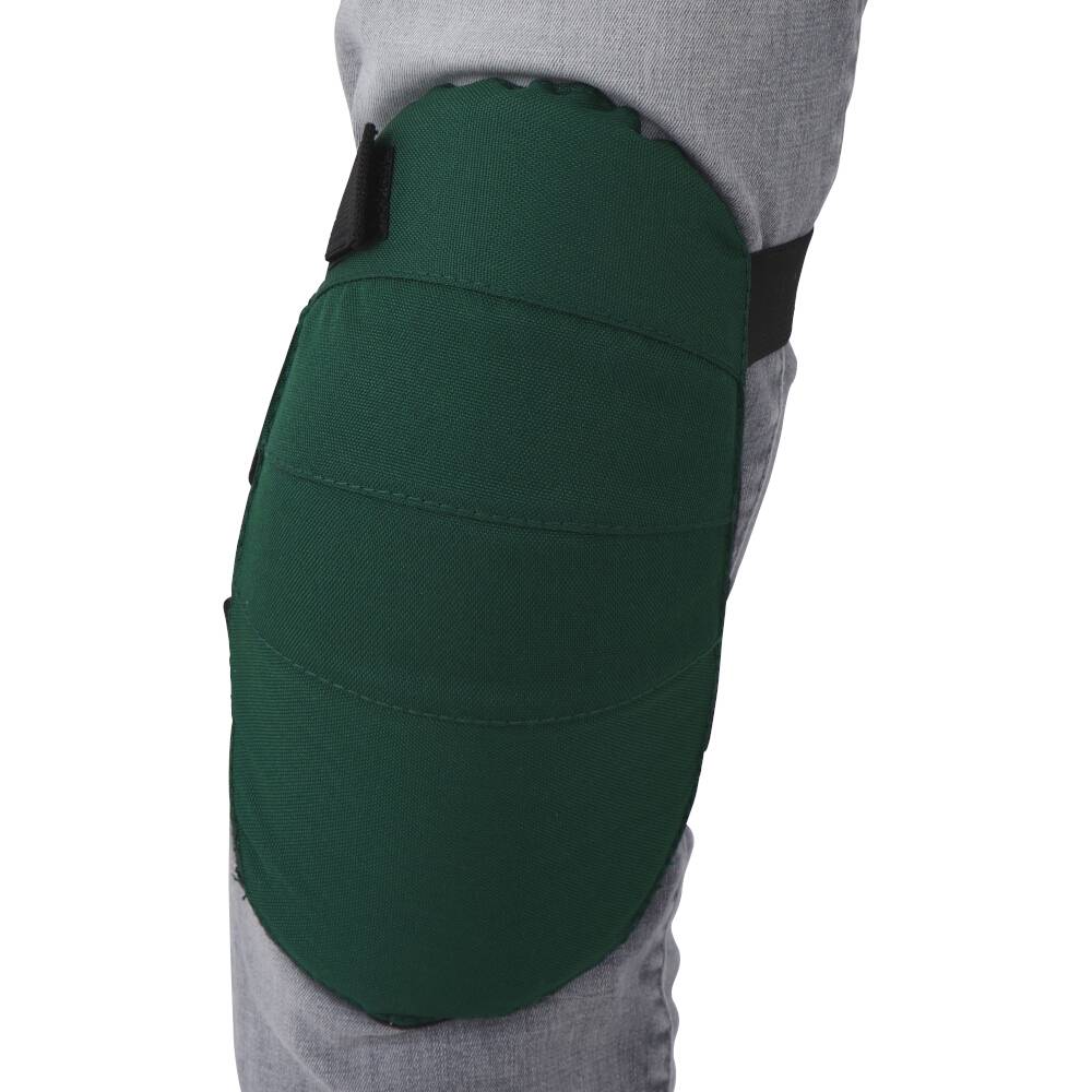 Die Abbildung zeigt ein grünes Knieschoner-Pad, das an einem Knie über einer grauen Hose befestigt ist.
