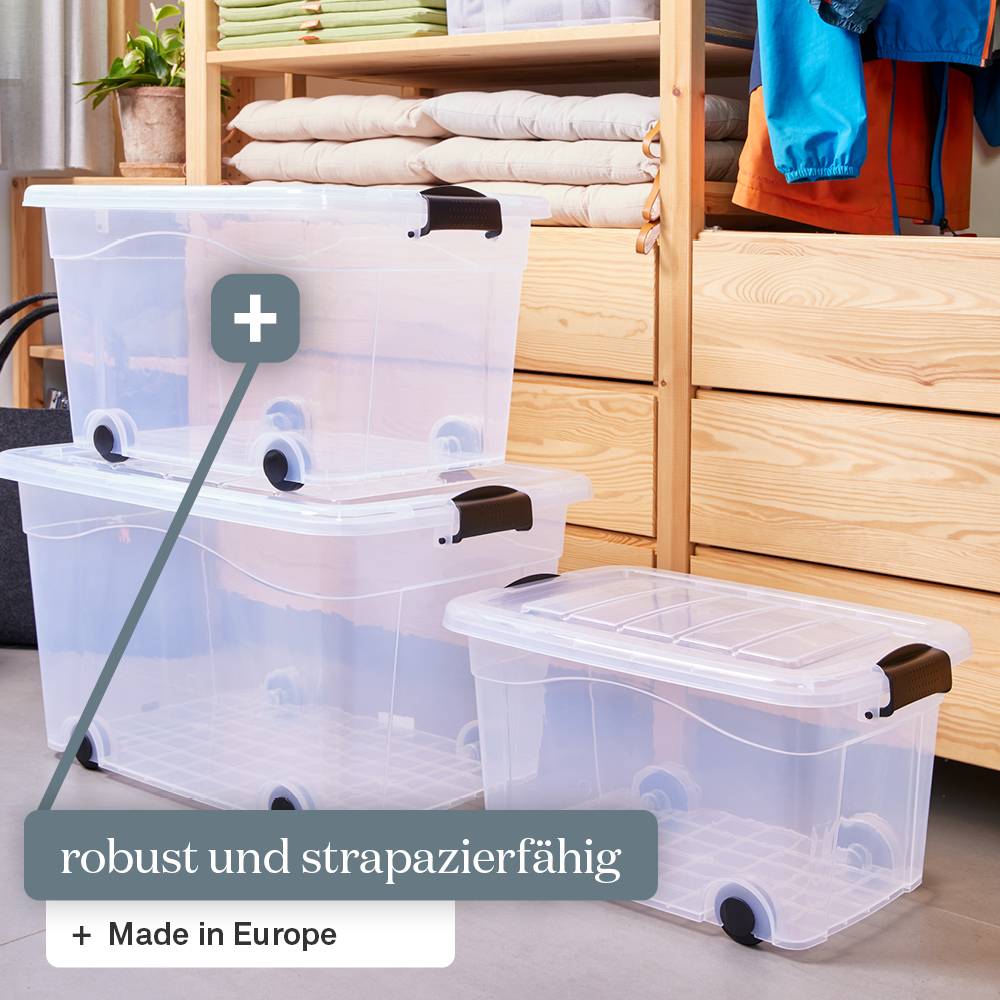 Drei transparente, stapelbare Kunststoffboxen mit schwarzen Griffen vor einem Holzregal; Text: 'robust und strapazierfähig, Made in Europe'.