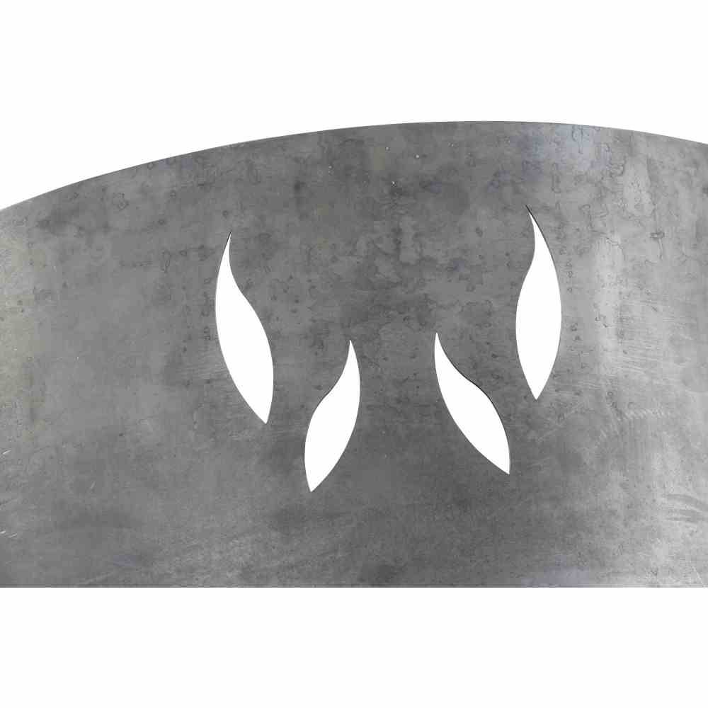 Ein Metallbogen mit drei ausgeschnittenen Blattmotiven, symmetrisch angeordnet, auf grauem Hintergrund.