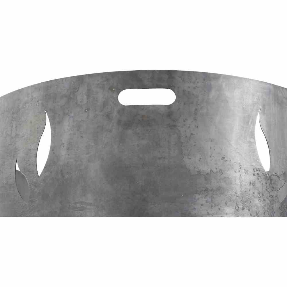 Metalloberfläche mit ovalem Loch in der Mitte und flammenartigen Ausschnitten an den Seiten.