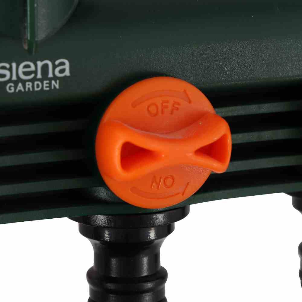 Nahaufnahme eines grünen und orangefarbenen Gartensprinklers mit einer Aufschrift 'siena Garden'. Der orange Drehknopf zeigt die Positionen 'OFF' und 'ON'.