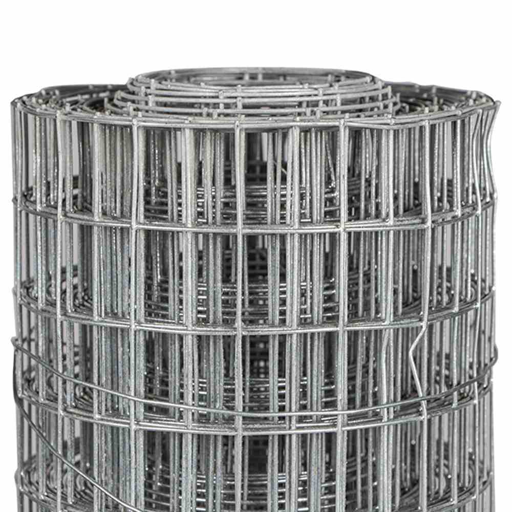 Eine große Rolle mit Maschendraht, der zum Bau von Zäunen oder anderen Strukturen verwendet wird.