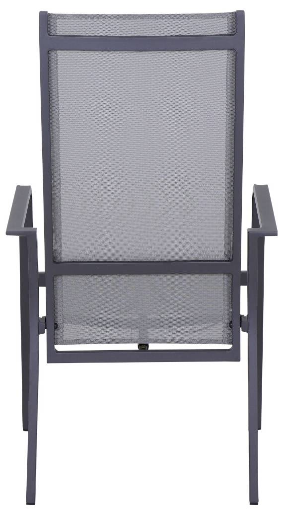 Ein grauer Gartenstuhl aus Metall mit Armlehnen und Netzgewebe-Rückenlehne steht aufrecht.
