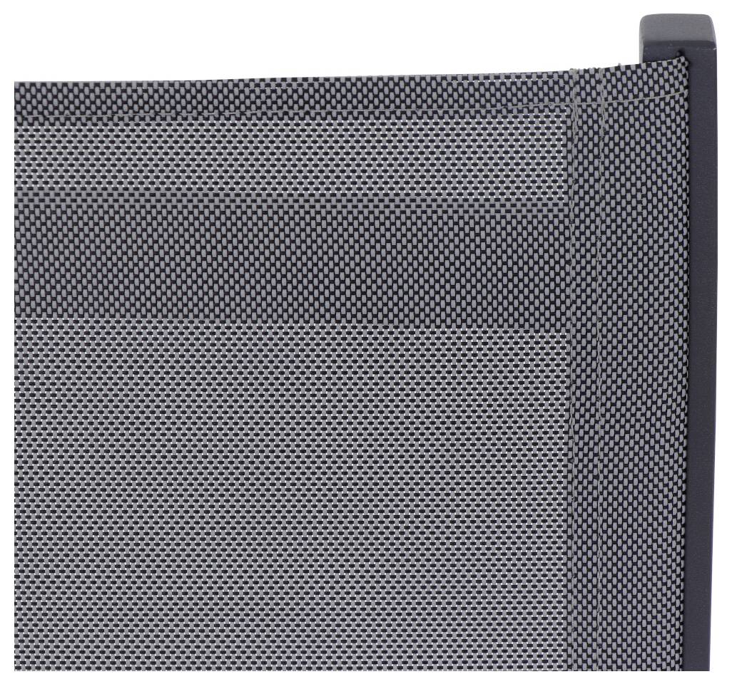 'Ein grauer Maschendrahtzaun mit einem stabilen schwarzen Rahmen'