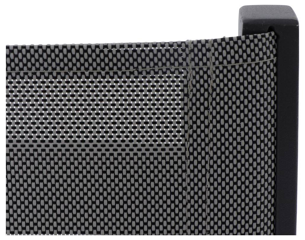 Ein Stuhl mit schwarzem, geflochtenem Netzgewebe und einem Metallrahmen in der Ecke eines Raums.