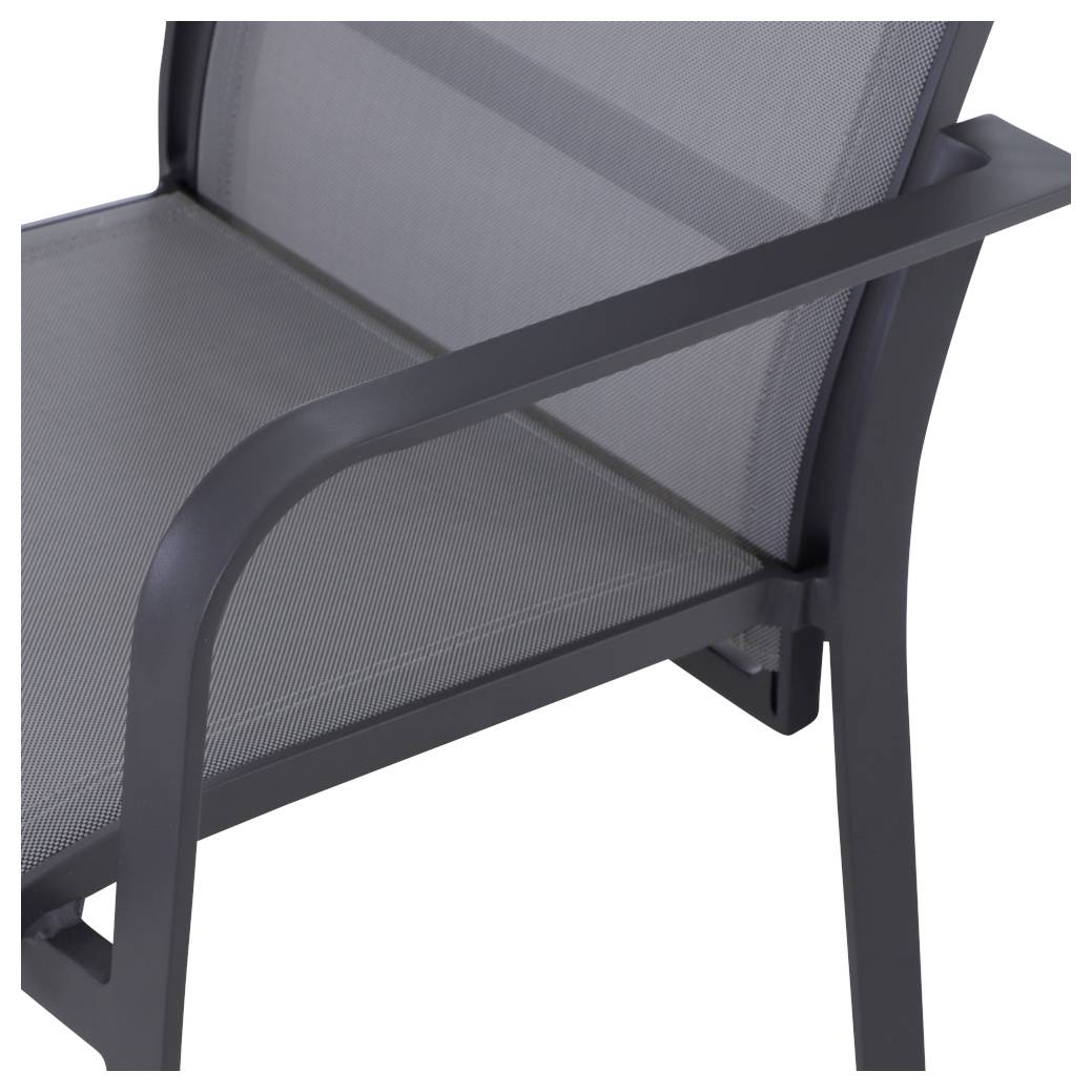 Ein schwarzer Metallstuhl mit Armlehnen und Netzrückenlehne, teilweise sichtbar, auf einem weißen Hintergrund.