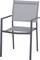 Ein moderner, grauer Metallstuhl mit Armlehnen und einer Sitzfläche aus Mesh-Gewebe. Ideal für den Innen- und Außenbereich.
