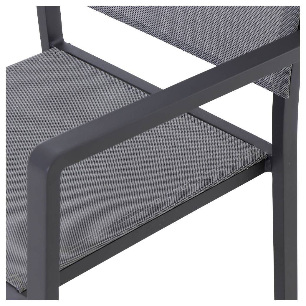 'Ein Teil eines grauen Stuhls mit Metallrahmen und einer fein texturierten Sitzfläche.'