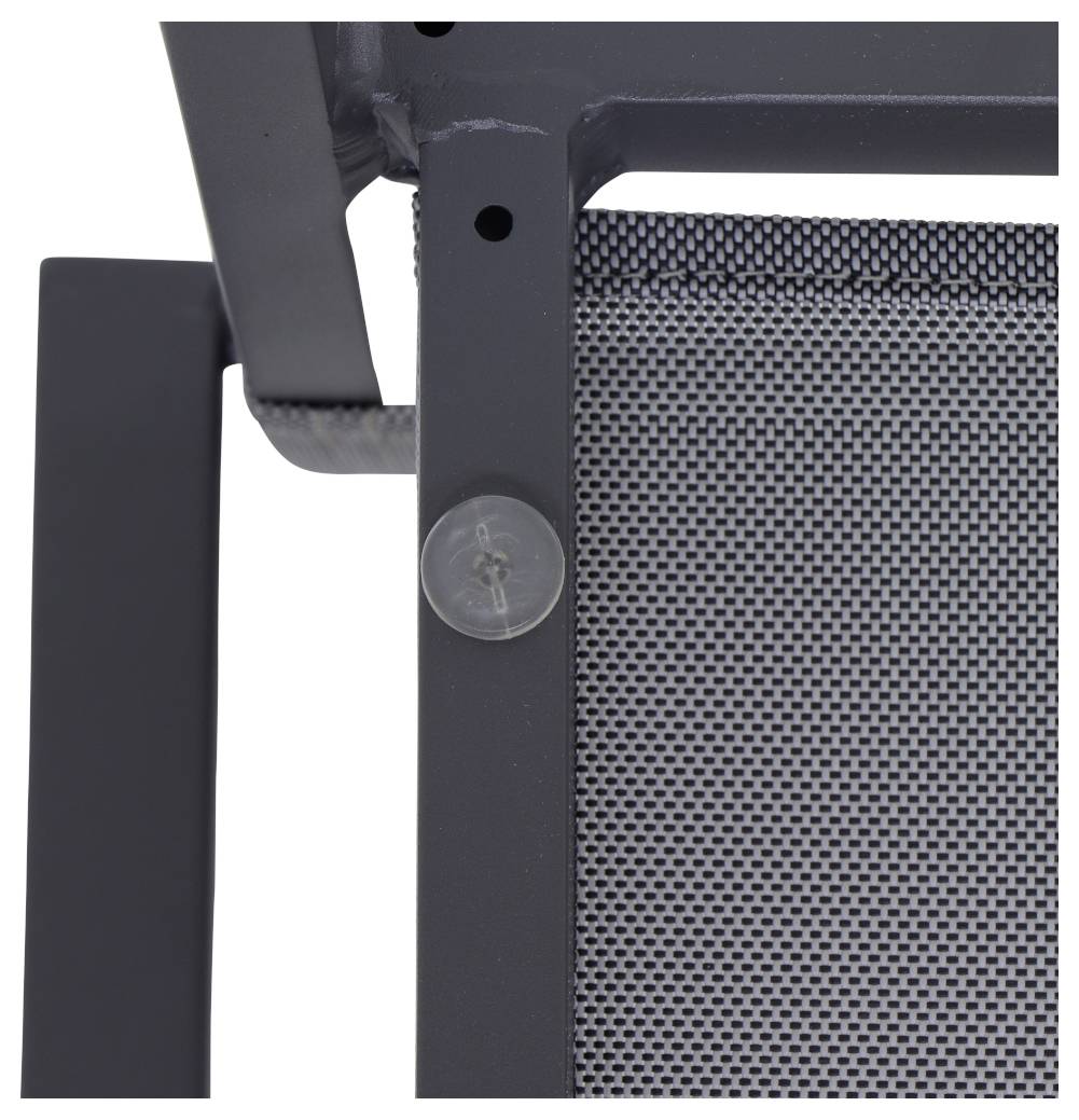 Nahaufnahme eines dunklen Metallrahmens mit Schraubendetails und einem Netzgewebe.