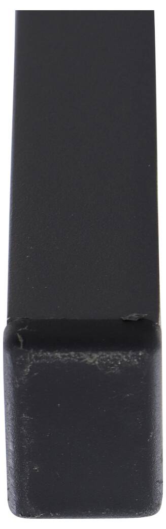 Eine Nahaufnahme eines dunklen, eckigen Stabes mit abgerundeten Kanten, der senkrecht steht.