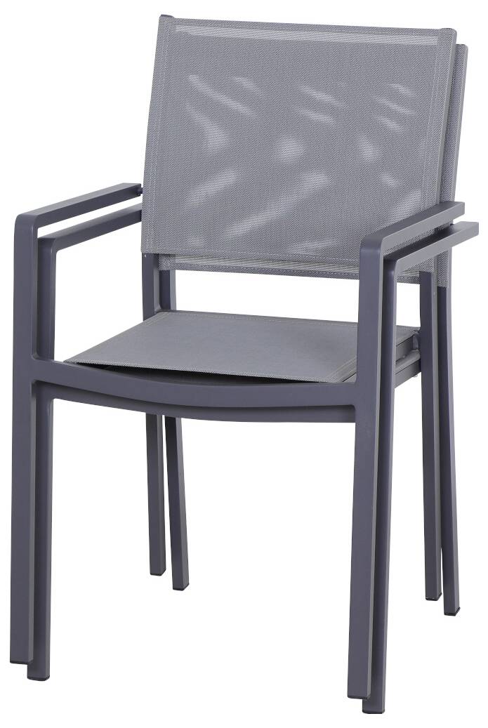 Ein stapelbarer Gartenstuhl aus schwarzem Metall mit Armlehnen und einem Netzgewebe als Sitz und Rückenlehne. Ideal für Outdoor-Nutzung.