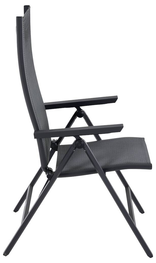 Ein schwarzer Klappstuhl von der Seite mit leicht geneigter Rückenlehne und Armlehnen aus Metall.