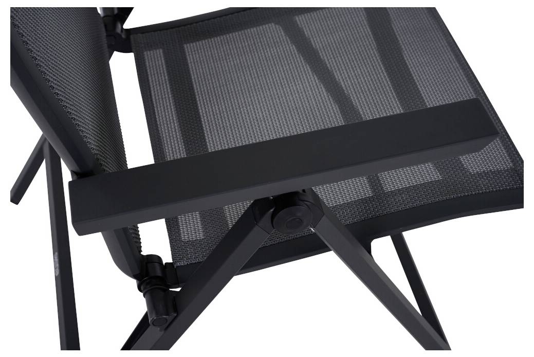 Schwarzer Gartenstuhl mit Armlehnen und Netzstoff, in Seitenansicht gezeigt.