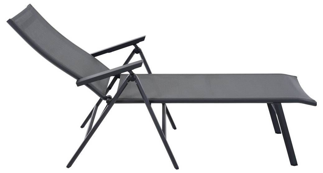 Schwarze, klappbare Sonnenliege mit Armlehnen, in seitlicher Ansicht. Ideal für Strand oder Garten, bietet bequeme, verstellbare Rückenlehne.