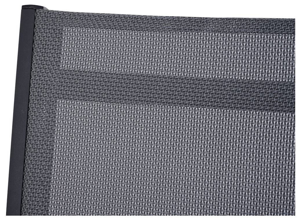 Ein Abschnitt aus einem Metallgeflecht-Stuhl zeigt ein graues Netzgewebe und einen schwarzen Rahmen.