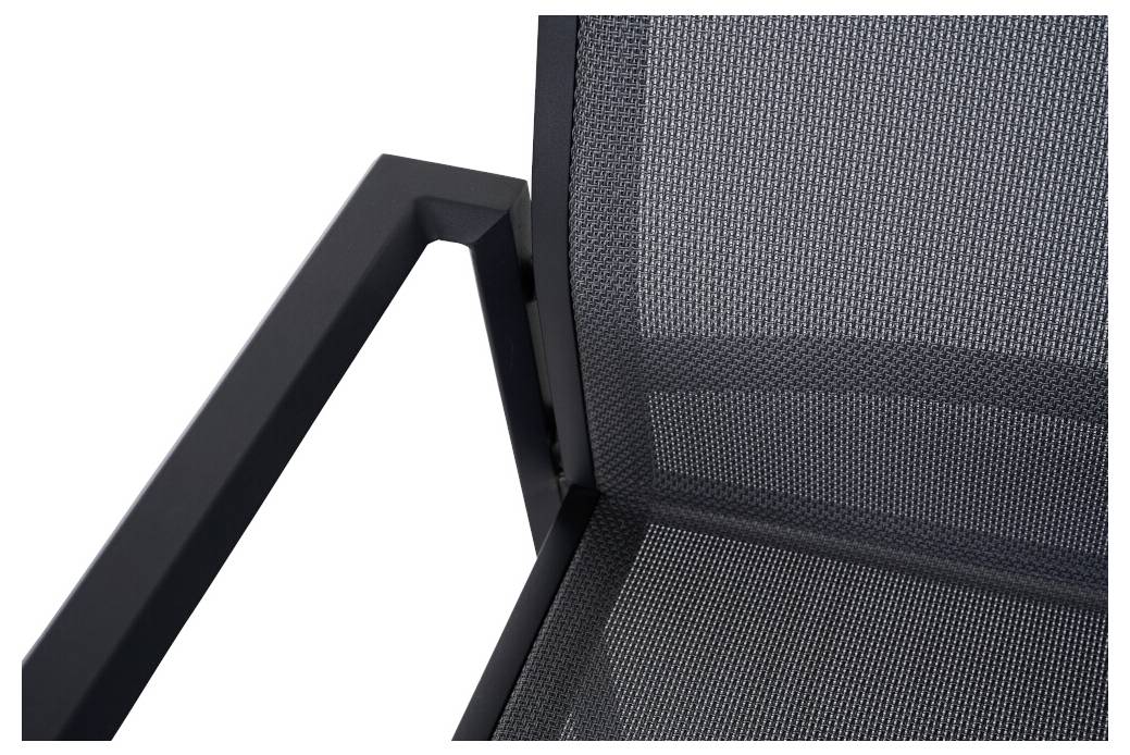 Nahaufnahme eines Stuhls mit einem schwarzen Metallrahmen und grauem Netzrücken, zeigt Details der Armlehne und der Struktur.
