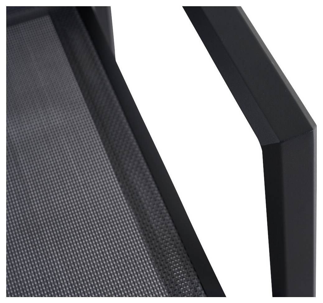 Schwarzer Metallstuhl mit Armlehne und Netzsitzfläche aus einem robusten, wetterfesten Material. Geeignet für Gartenmöbel.