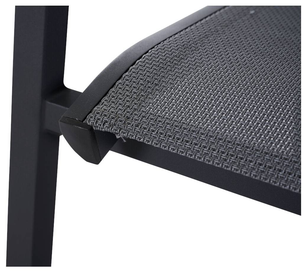 Detailaufnahme einer mit grauem Stoff bezogenen Stuhllehne.