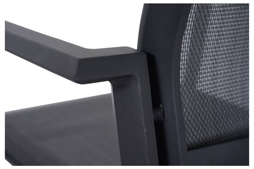 Nahaufnahme eines schwarzen Stuhls mit Metallrahmen und Netzrückenlehne. Detaillierte Ansicht der Armlehne und Textur des Netzes.