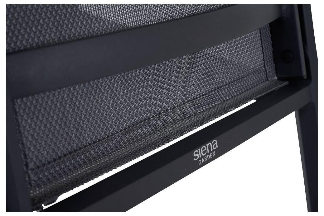Nahaufnahme eines Gartenstuhls mit Metallgeflecht, Marke 'Siena Garden'.
