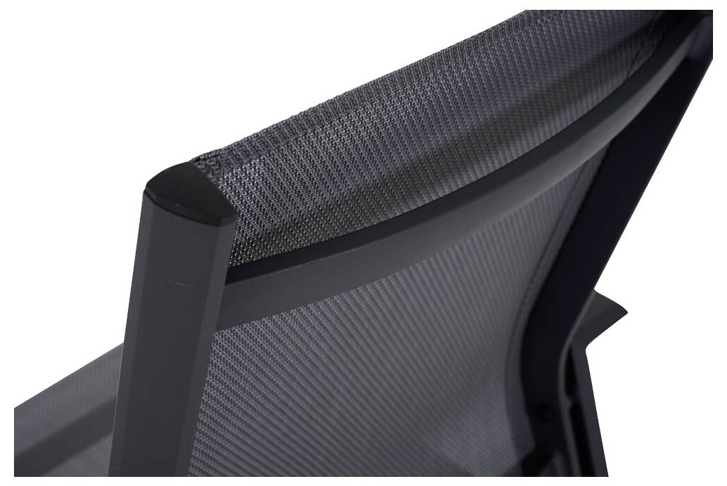 Rückenlehne eines schwarzen Bürostuhls mit Netzbespannung.