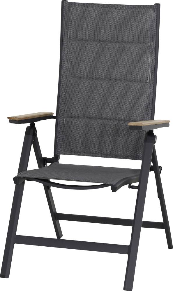 Ein klappbarer Gartenstuhl mit hohem, gepolstertem Rücken in dunklem Grau. Holzarmlehnen verleihen dem Stuhl einen eleganten Akzent.