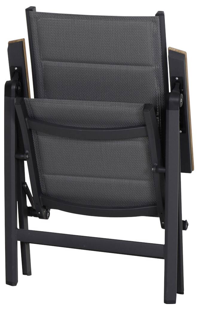 Ein zusammengeklappter schwarzer Stuhl mit Armlehnen aus Holzoberfläche, von hinten gesehen, auf einem weißen Hintergrund.