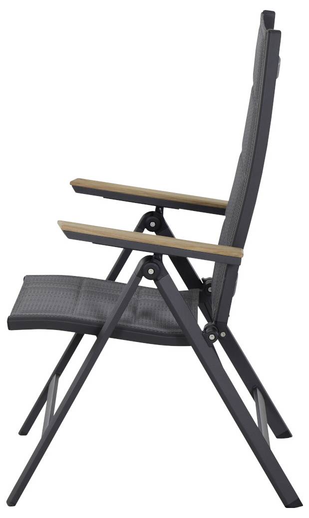 Ein grauer, klappbarer Gartenstuhl mit Armlehnen und Holzdetails, von der Seite betrachtet. Ideal für Outdoor-Nutzung.