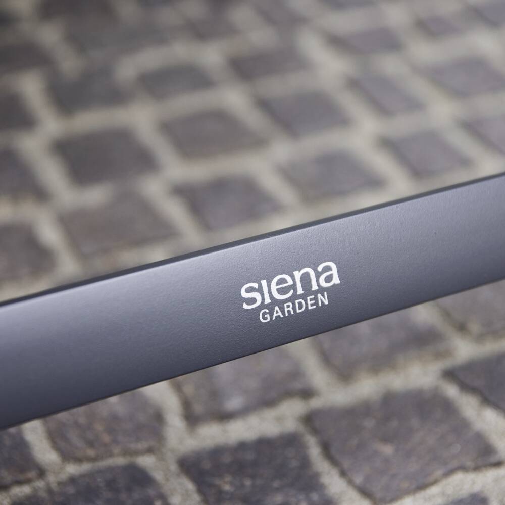 Eine graue Metallstruktur auf einem Kopfsteinpflaster mit dem Aufdruck 'siena garden'.
