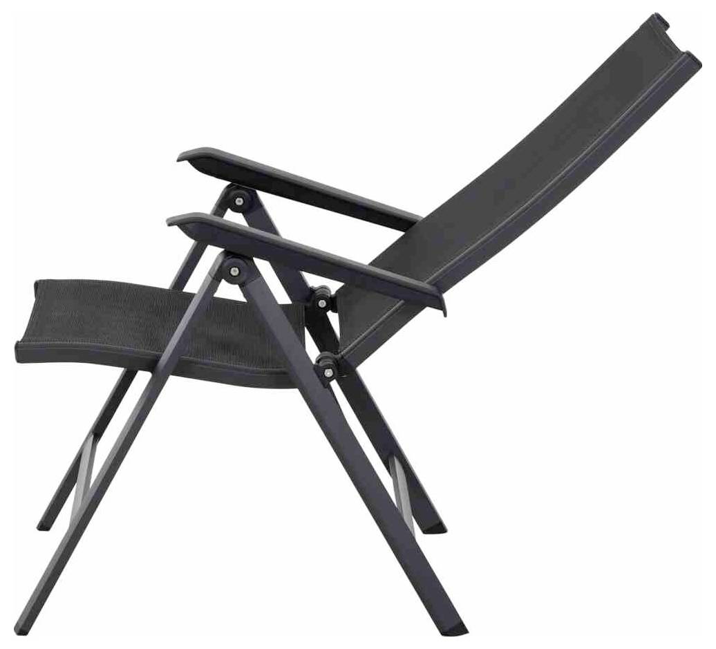 Ein schwarzer, klappbarer Liegestuhl aus Metall mit Stoffbespannung, seitlich betrachtet. Geeignet für Garten oder Terrasse.