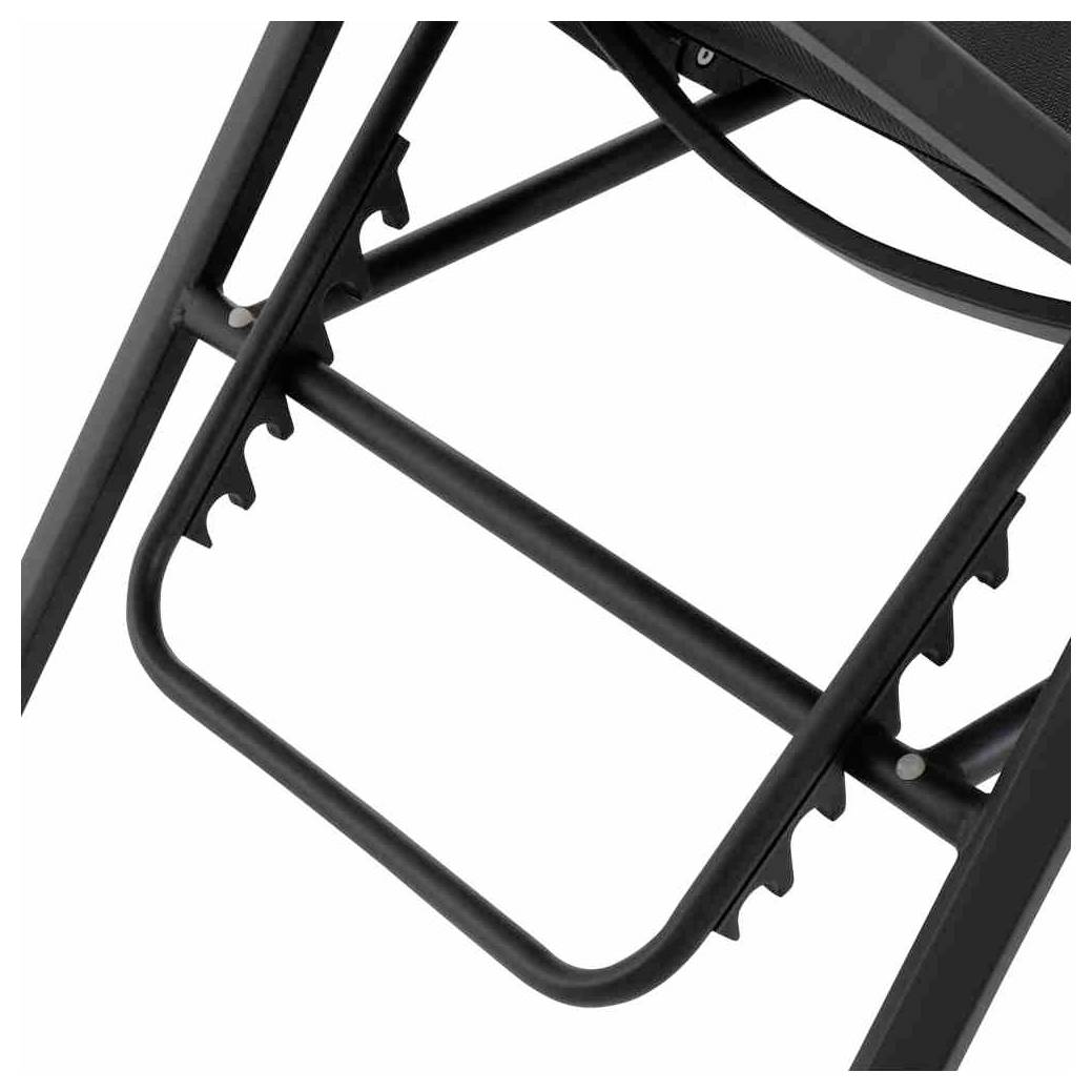 Nahaufnahme eines schwarzen Metallstuhls, Fokus auf den stabilen Rahmen und die Armlehne. Der Stuhl scheint zusammenklappbar zu sein.