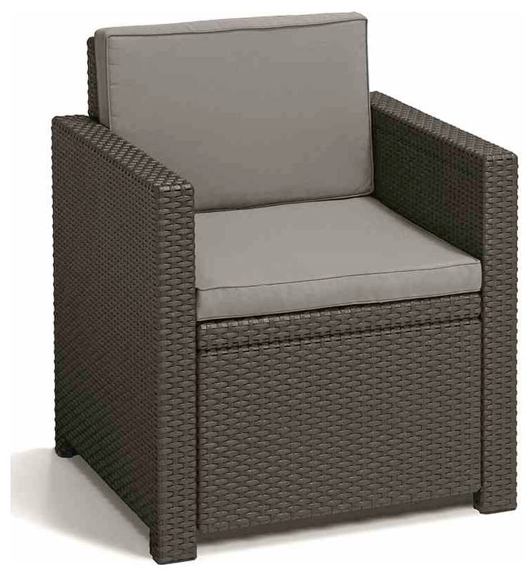 Ein brauner Polyrattan-Sessel mit grauen Polstern, geeignet für den Einsatz im Außenbereich oder auf der Terrasse.