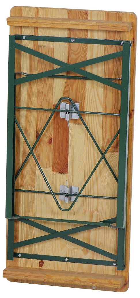 Hochklappbarer Holztisch mit grünen Metallbeschlägen, zusammengeklappt. Ideal für platzsparende Lagerung oder Transport.