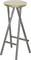 Ein hoher Barhocker mit rundem Holzsitz und Metallbeinen, stehend auf einem Boden.