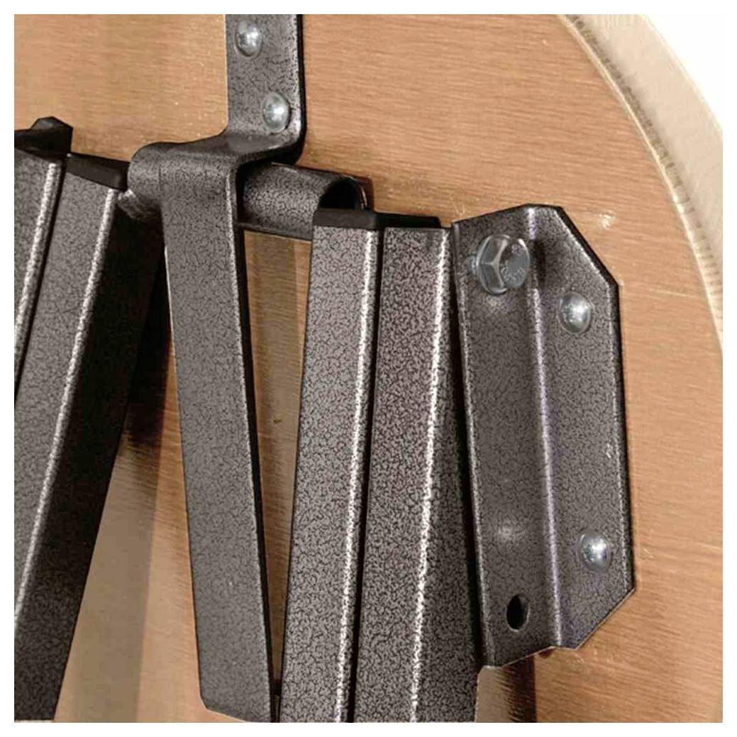 Nahaufnahme eines robusten, metallischen Stützmechanismus mit Schrauben befestigt an einer hölzernen Oberfläche.