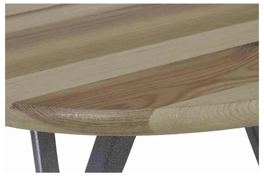 Holzplatte mit gestreifter Maserung und glatter Oberfläche, unterstützt von dunklen, metallischen Beinen.