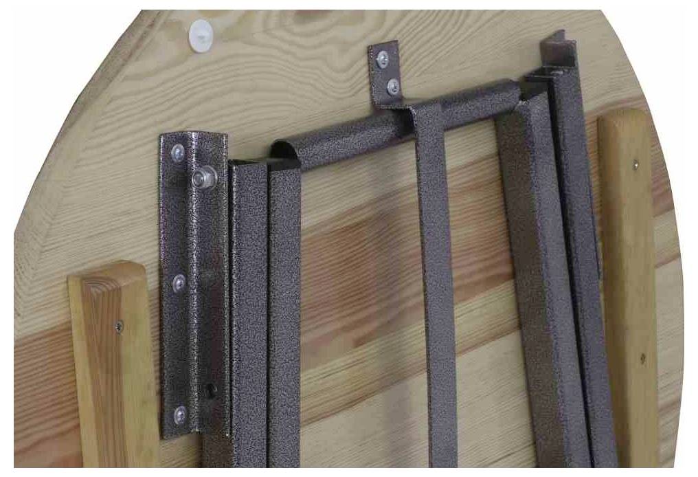 Klappmechanismus eines Holztisches mit stabilen Metallscharnieren und -beinen, die an der Unterseite befestigt sind.