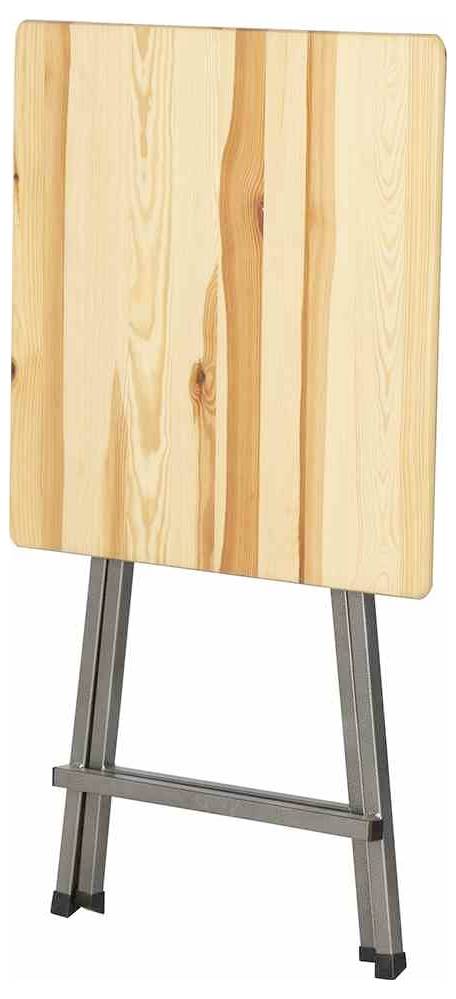 Ein zusammenklappbarer Tisch mit hölzerner Tischplatte und Metallbeinen, aufrecht stehend.