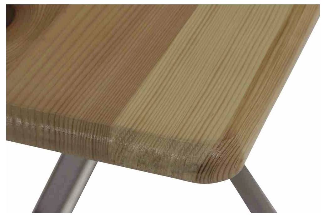 Ein Holztisch mit abgeschrägten Kanten und Metallbeinen, zeigt die Maserung des Holzes.