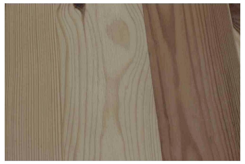 Drei Holzplanken nebeneinander mit unterschiedlichem Farbton und Maserung. Die mittlere Planke zeigt eine auffällige, helle Struktur.