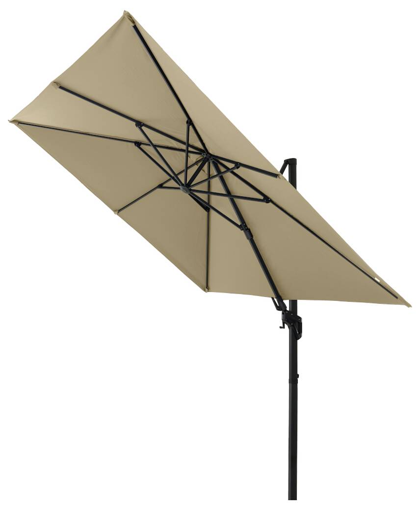 Beiger Ampelschirm mit schwarzem Gestell, leicht geneigt. Ideal für Schatten auf Terrassen oder in Gärten.