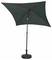 Ein freistehender, dunkelgrüner Sonnenschirm mit eckigem Schirm auf einem stabilen, schwarzen Metallständer.