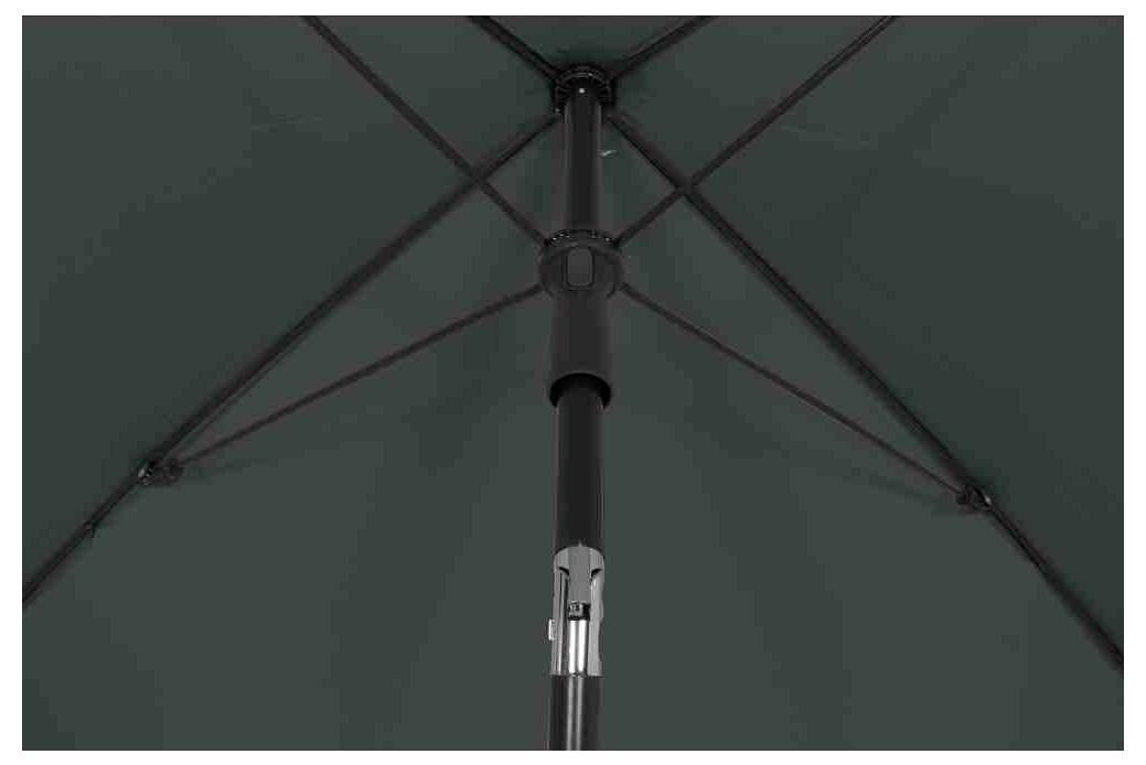 'Darstellung eines grünen Sonnenschirms von unten, zeigt den zentralen Stützstab und die Strebenkonstruktion.'