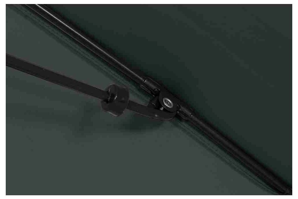 'Dachstangensystem' mit Verbindungsmechanismus, zeigt die Detailansicht eines Zeltgestänges in dunkler Umgebung.